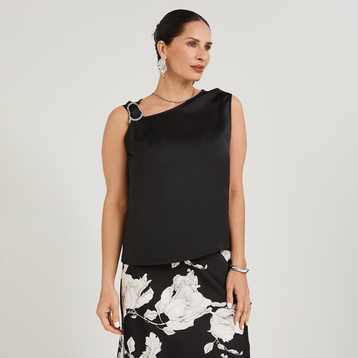 Blusa de Satin Manga Corta Escote Asimétrico con Aplicación Negro